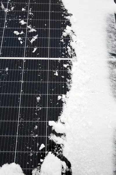 Fotovoltaïsche Panelen Bedekt Met Sneeuw Een Besneeuwde Dag — Stockfoto
