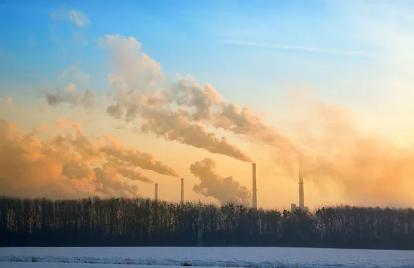 Dampf Aus Der Fabrik Bei Sonnenaufgang Winter lizenzfreie Stockfotos