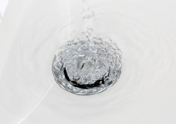 Водоотвод из умывальника вспенивается из новой чистой ванной комнаты .