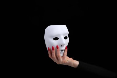 Maske ikiyüzlülüğün sembolüdür..