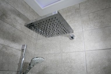 Yeni bir duş kabinine hücum. .