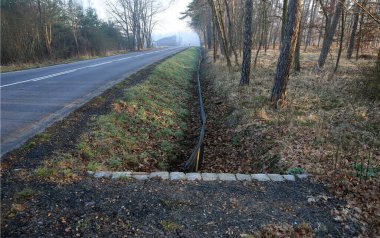 Çit oluşturan ve kurbağayı yolun altına yönlendiren bir çit..