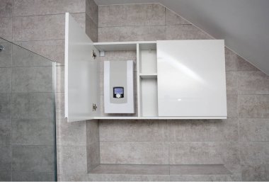 Dolapta su ısıtıcısı var. 