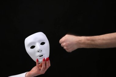 Beyaz maske ikiyüzlülüğün sembolüdür. .