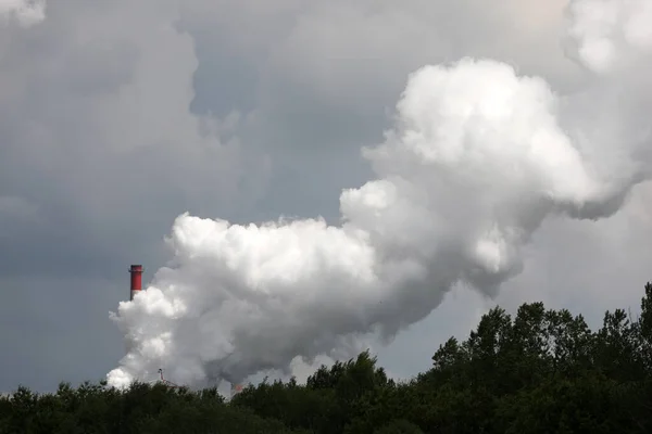 Rauch Aus Einer Fabrik Einem Sonnigen Sommertag — Stockfoto