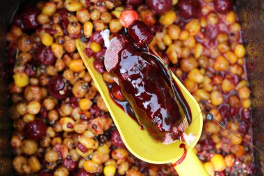 Büyük bir sazan balığının üstünde ağ ve süngerle yem.. 