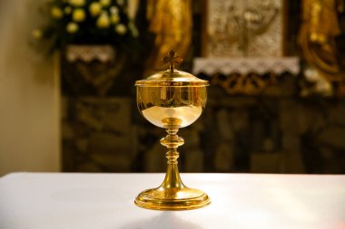 Hristiyan düğün sunağı, kadehli, yakın plan fotoğrafı.