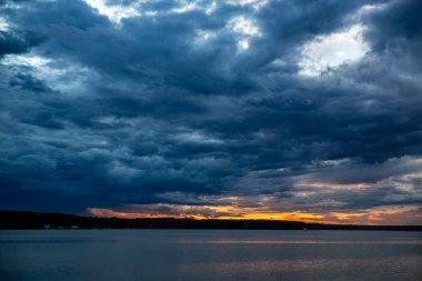 Uzak mesafede bir gemiyle Pasifik Okyanusu üzerinde gün batımı.