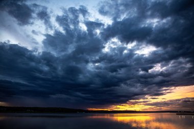 Uzak mesafede bir gemiyle Pasifik Okyanusu üzerinde gün batımı.