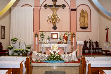 Katolik kilisesindeki ilk Kutsal Komünyon mihrabı. Çiçeklerle süslenmiş..