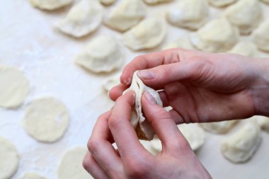 Peynirli hamur tatlısı yapma süreci. Hamur tatlısı yapma süreci.