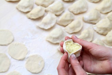 Peynirli hamur tatlısı yapma süreci. Hamur tatlısı yapma süreci.