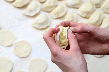 Peynirli hamur tatlısı yapma süreci. Hamur tatlısı yapma süreci.