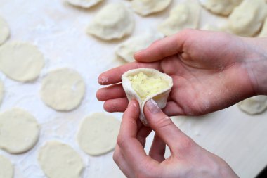 Peynirli hamur tatlısı yapma süreci. Hamur tatlısı yapma süreci.