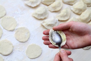 Peynirli hamur tatlısı yapma süreci. Hamur tatlısı yapma süreci.