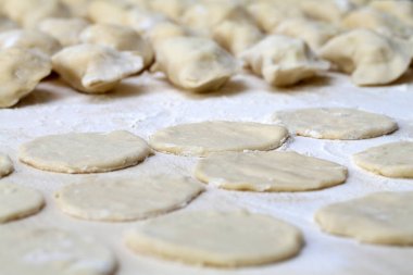 Peynirli hamur tatlısı yapma süreci. Hamur tatlısı yapma süreci.