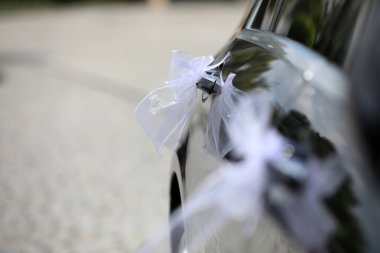 Kalp şeklinde ve çiçekli düğün arabası süslemesi..