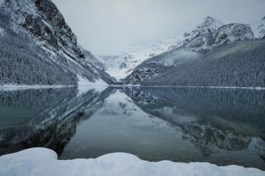 Kışın dağ gölü