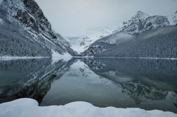 Lac de montagne en hiver — Photo