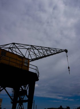 İskelede düşük açılı vinç görünümü