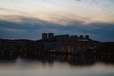 Akşamları şehir manzarası