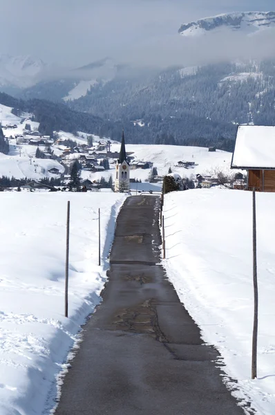Camino en pueblo de invierno — Foto de Stock