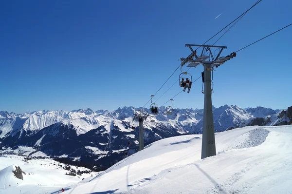 Dağlarda kayak kaldırma