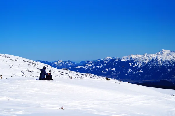 Assento de mulher na neve — Fotografia de Stock