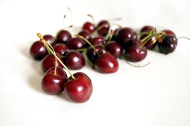 Beyaz arka planda tatlı kirazlar
