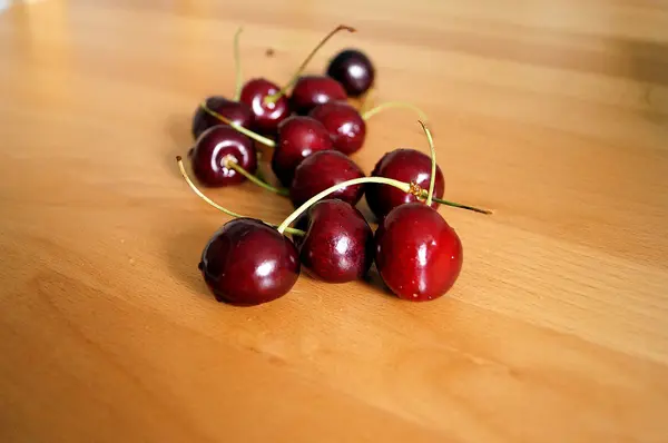 Bir tablo üzerinde tatlı kiraz