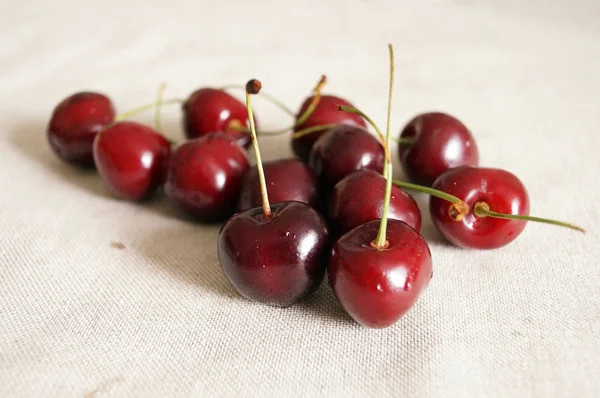 Beyaz arka planda tatlı kirazlar