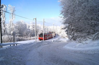 Karda kırmızı tren
