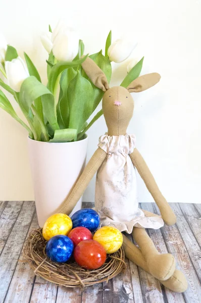 Paskalya yumurtaları ile tavşan