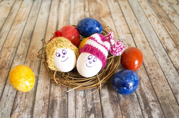 Komik yumurta yuvada şapkalı