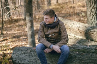 Bir oturum açma oturan genç yakışıklı adam