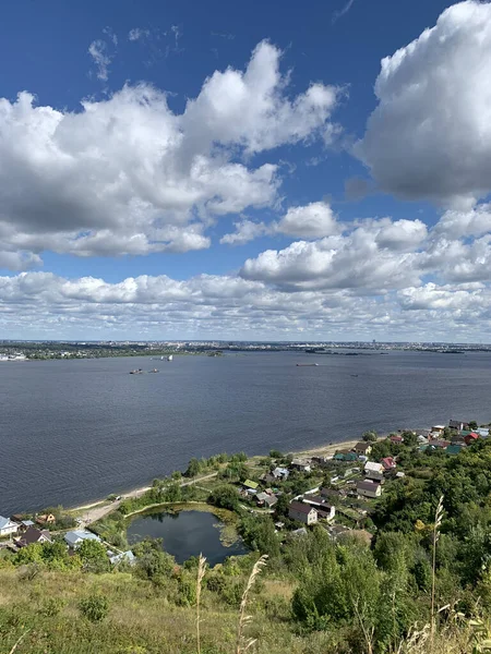 Dorf Auf Dem Hügel Fluss — Stockfoto