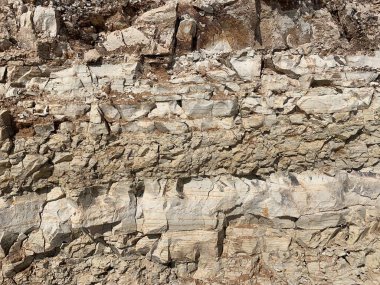 Sert bir altyapısı var. Doğal taşların arka planı