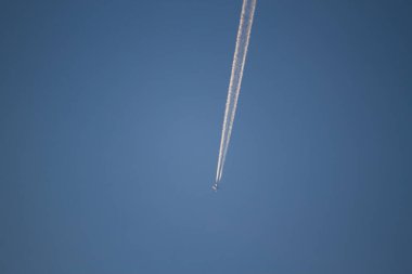 Gökyüzünde yükseklerde bir uçak