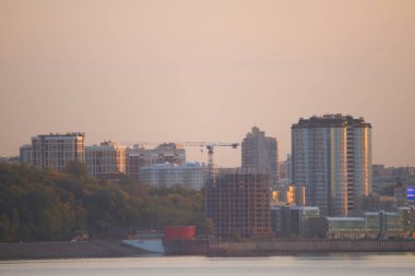 Nehir kıyısındaki küçük bir şehre bak.