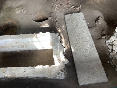 Mezarlıktaki mezar taşları. Hüzünlü