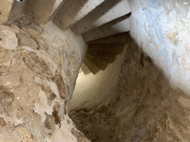 Geceleyin eski bir şatonun merdivenleri