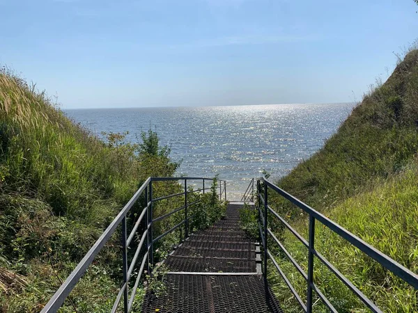 Blick Auf Das Meer Von Einem Hügel Oben — Stockfoto