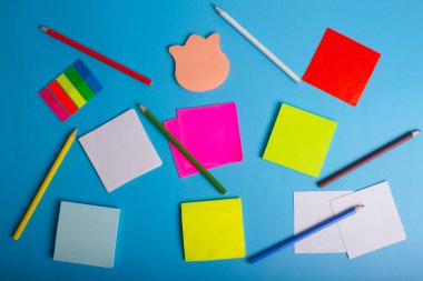 Parlak renkli kağıda not düşür. Mavi arkaplan