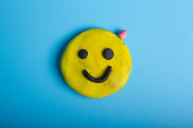 Kafasında sivilce olan bir gülücük.