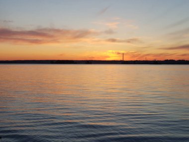 Denizin üzerinde güzel bir gün doğumu. Tonu ayarlanmış resim