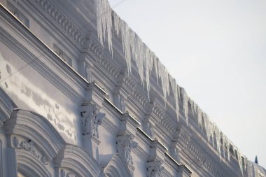 Çatıda buz saçakları var. Düşen buz saçağı tehlikesi