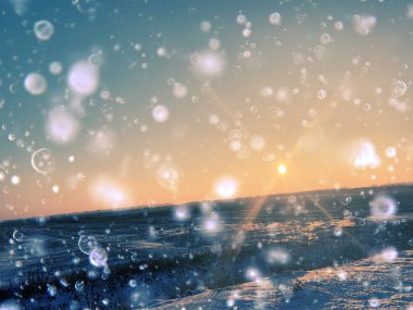 Kış tarlalarının üzerindeki güneş karla kaplı.