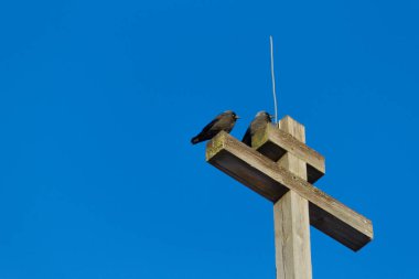 Mavi gökyüzü arka planında eski ahşap haç