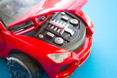 Kaputu açık kırmızı oyuncak araba. Araba servisi kavramı