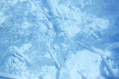 Güneşi yansıtan mavi su arka planı